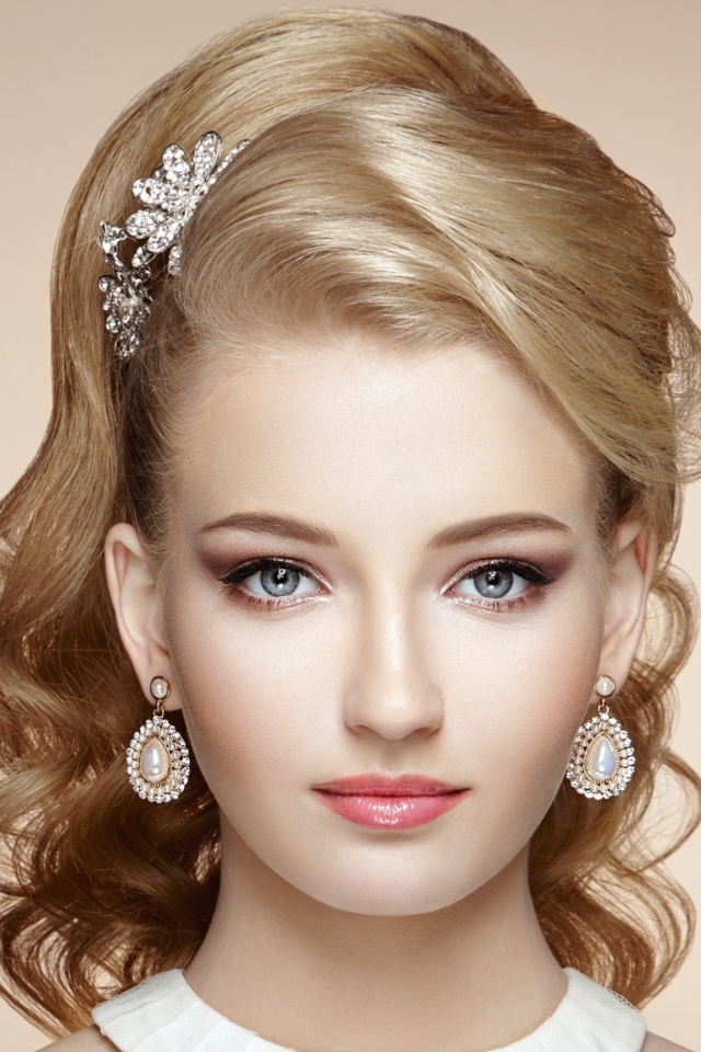 Нежная красивая светловолосая девушка с дорогими украшениями