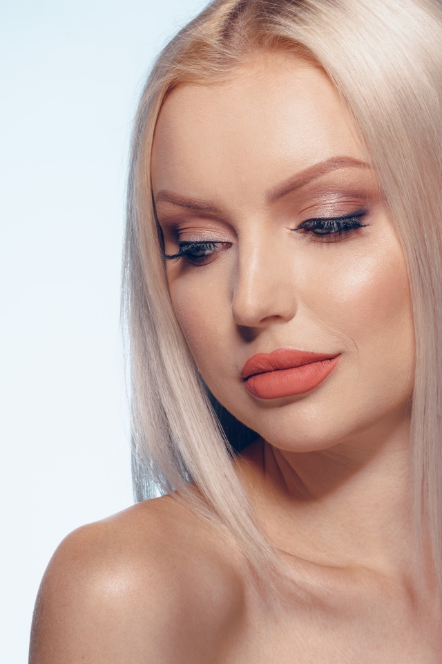 Нежная блондинка с красивым макияжем на лице