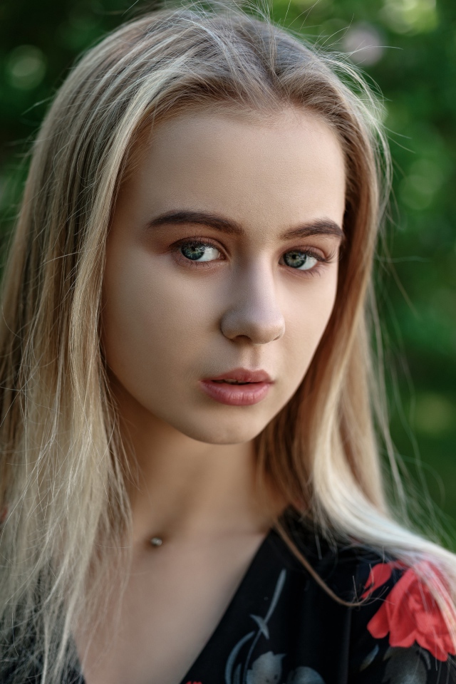 Нежная зеленоглазая блондинка в платье  