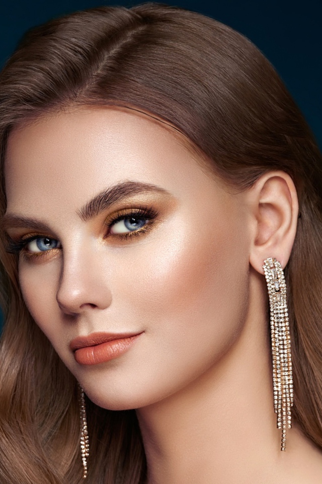 Лицо красивой голубоглазой девушки с длинными волосами