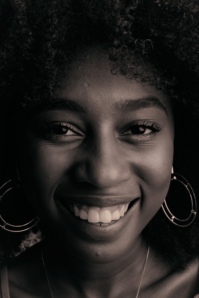 Лицо улыбающейся темнокожей девушки  