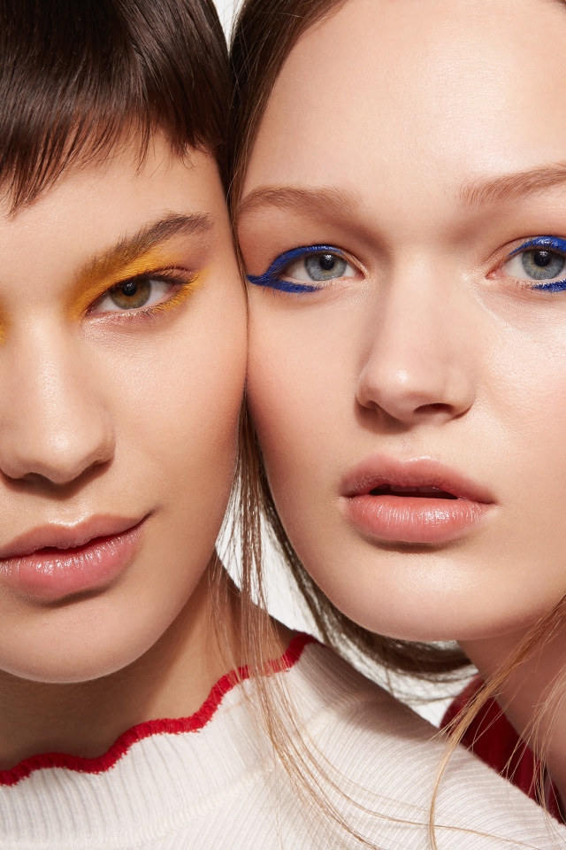 Две красивые девушки подруги с ярким макияжем