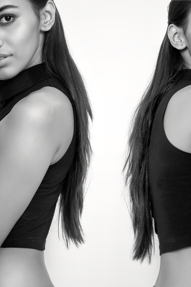 Две девушки сестры - близняшки черно -белое фото 