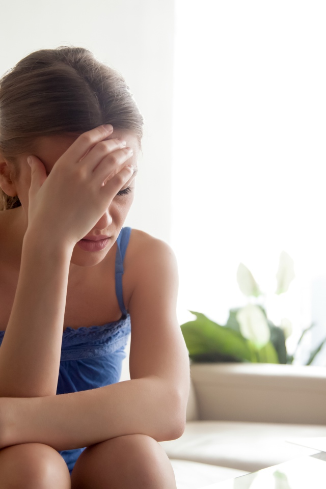 Расстроенная молодая девушка с ноутбуком