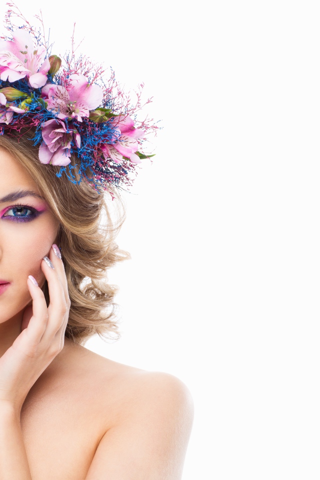 Очень красивая девушка с венком на голове на белом фоне