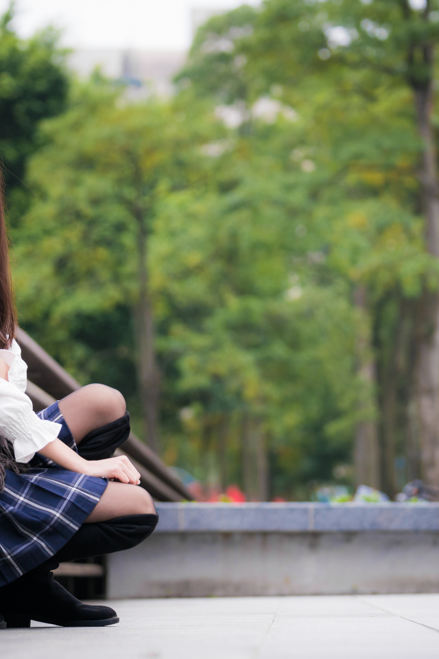 Молодая девушка азиатка в черных сапогах