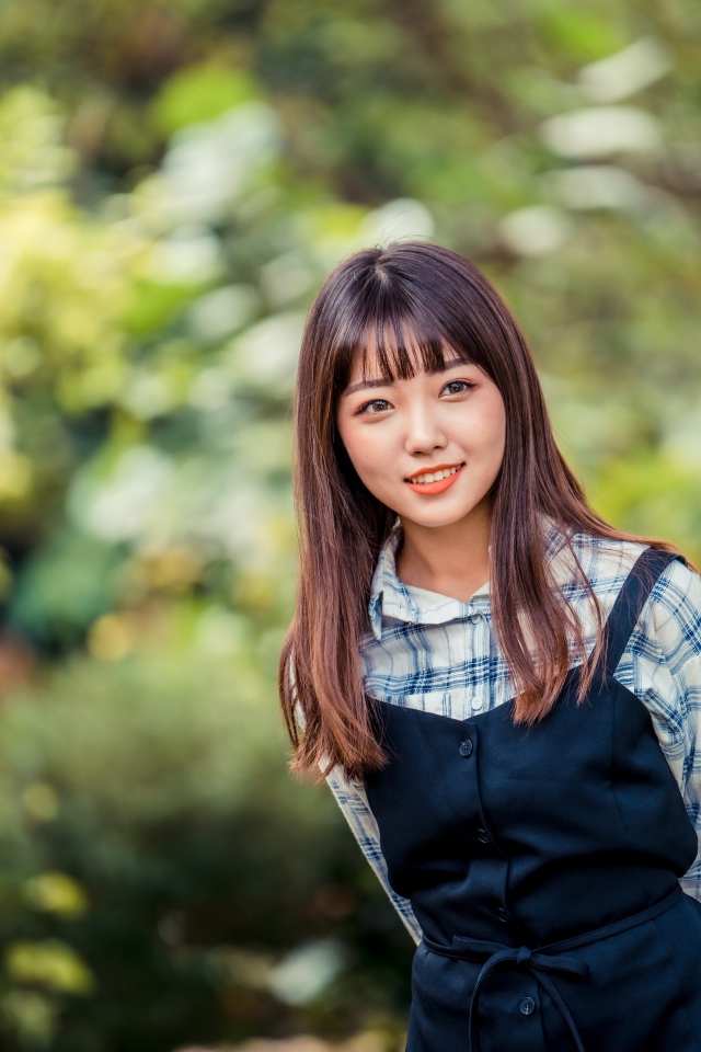 Молодая азиатка в рубашке и черном платье