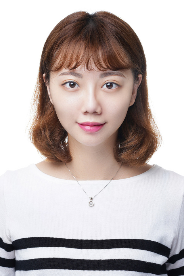 Молодая азиатка в свитере на белом фоне