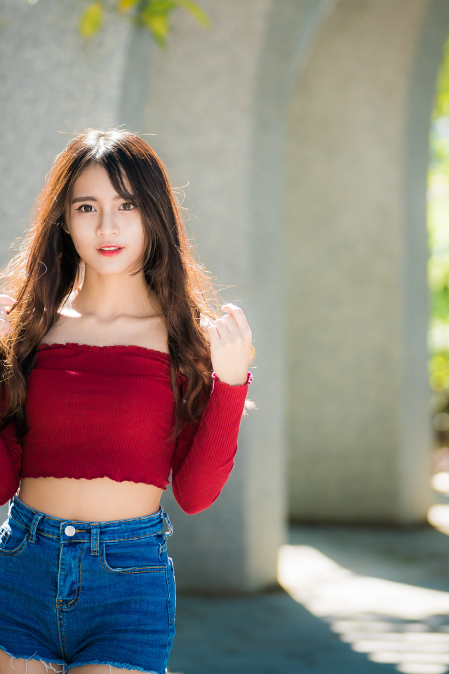 Молодая азиатка с коротких джинсовых шортах