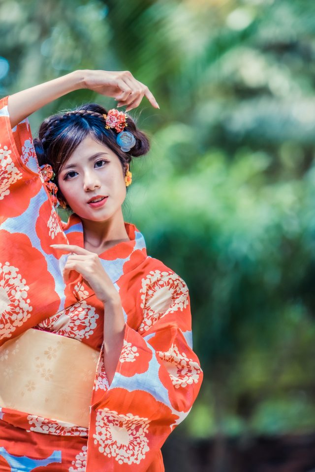 Молодая азиатка в кимоно в парке 