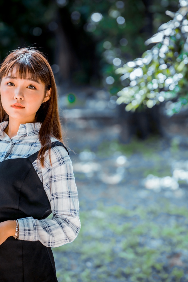 Молодая девушка в черном сарафане и рубашке 