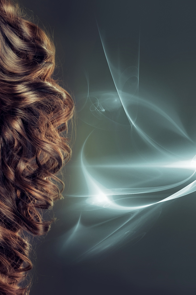 Молодая эффектная девушка с красивыми длинными волосами