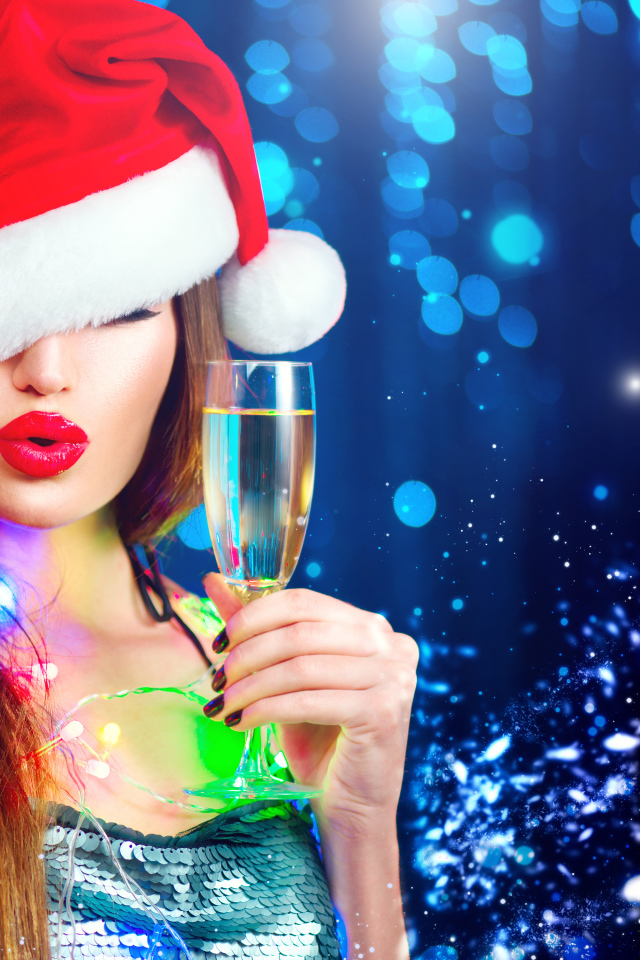 Яркая девушка Снегурочка с бокалом шампанского на новый год 