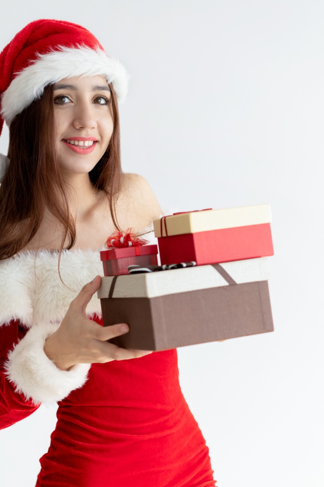 Девушка в костюме Снегурочки с подарками на новый год 
