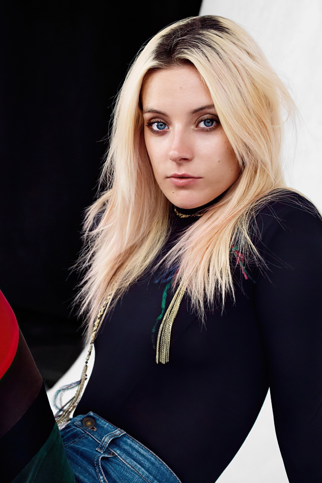 Американская модель Хлоя Нёргор сидит на полу