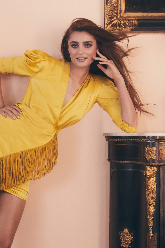 Американская модель Тейлор Хилл в красивом желтом платье 