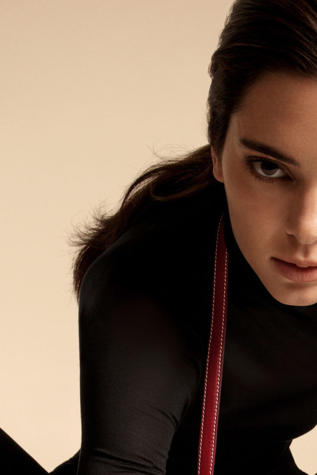 Американская супермодель Кендалл Дженнер в черном костюме