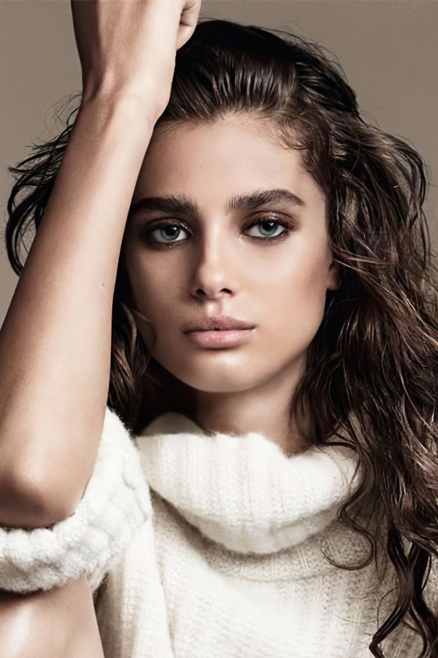 Американская супермодель Тейлор Хилл в белом свитере