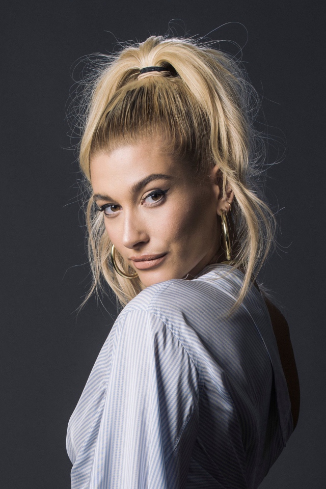 Красивая блондинка, американская модель Хейли Болдуин на сером фоне