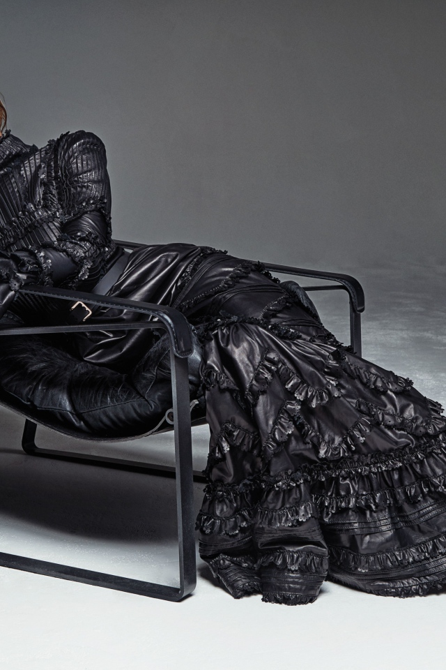 Красивая модель Хейли Болдуин в длинном платье лежит в кресле