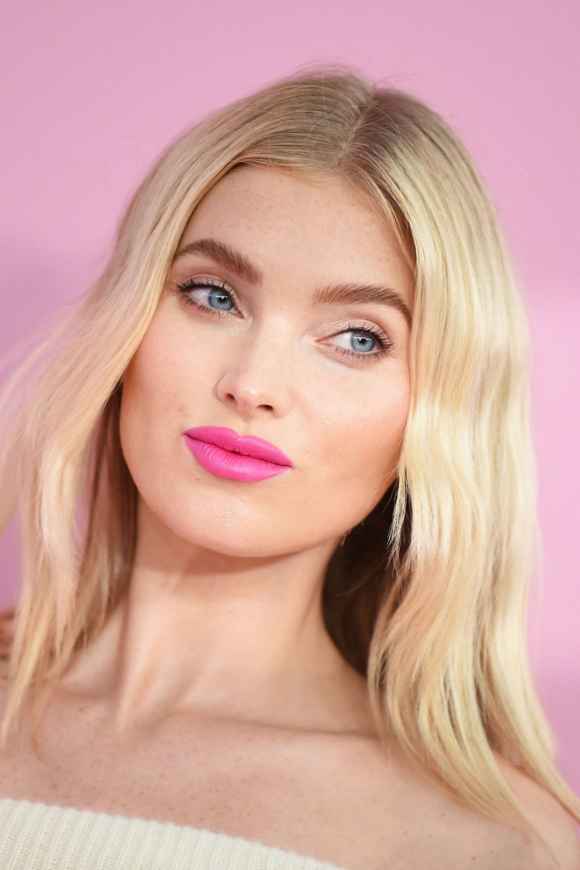 Красивая шведская топ модель Эльза Хоск на розовом фоне