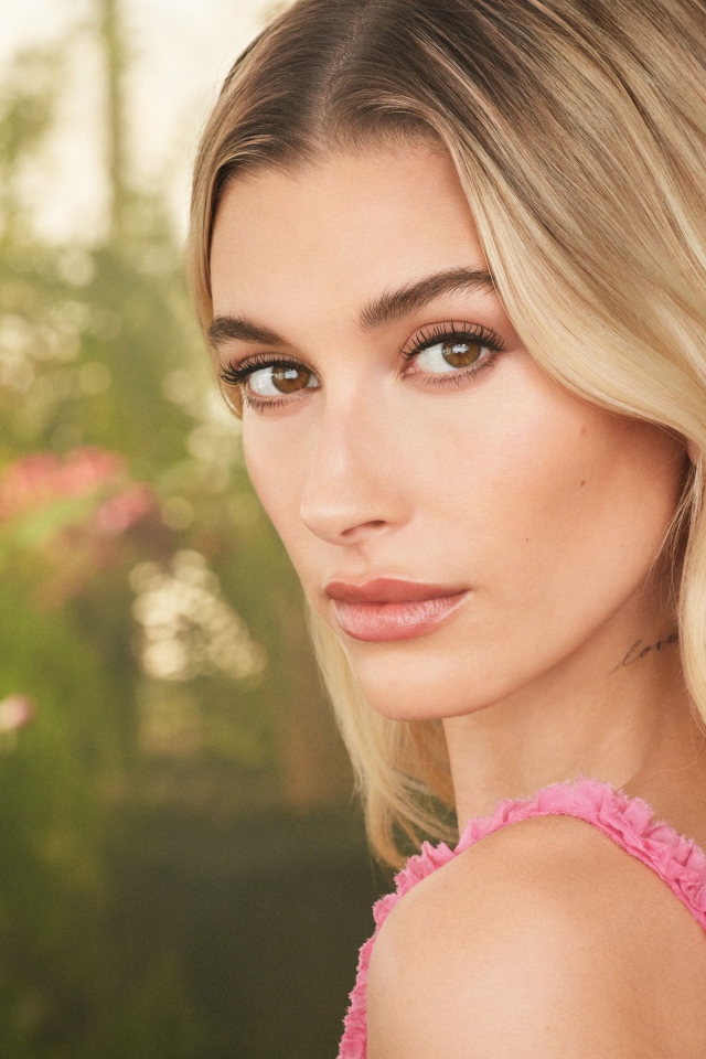 Милая кареглазая девушка модель Хейли Болдуин