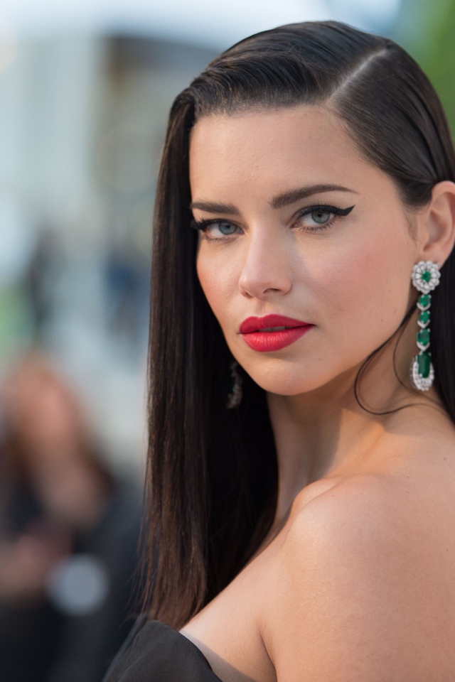 Модель Адриана Лима с красивыми украшениями 