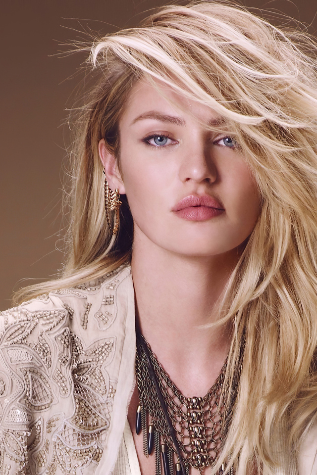 Модель Кэндис Свейнпол с голубыми глазами 