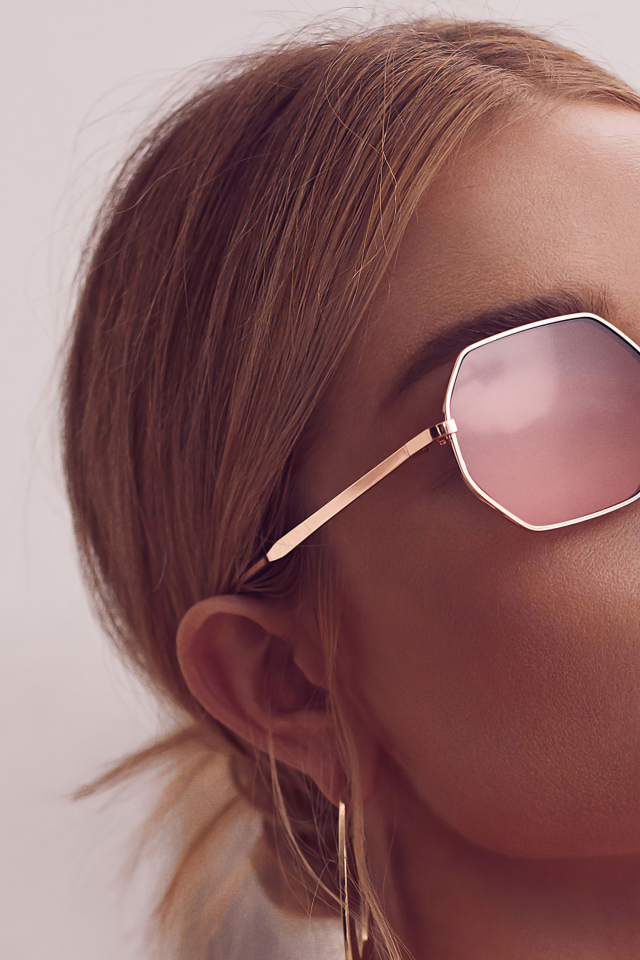 Модель Роузи Хантингтон-Уайтли в очках крупным планом