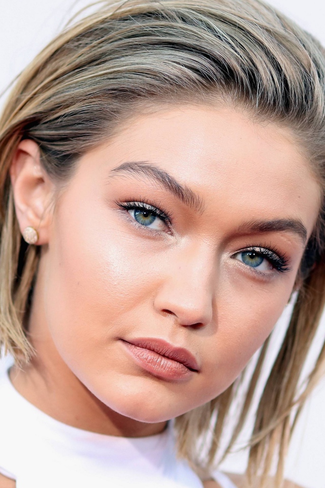 Блондинка с короткой стрижкой, модель Джиджи Хадид