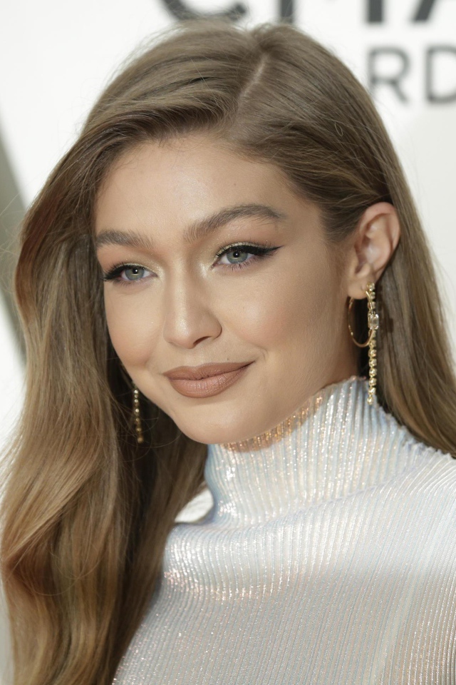 Стильна девушка с длинными волосами, модель Джиджи Хадид 