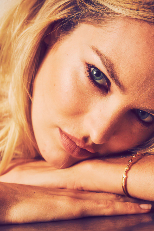 Лицо супермодели Кэндис Свейнпол крупным планом