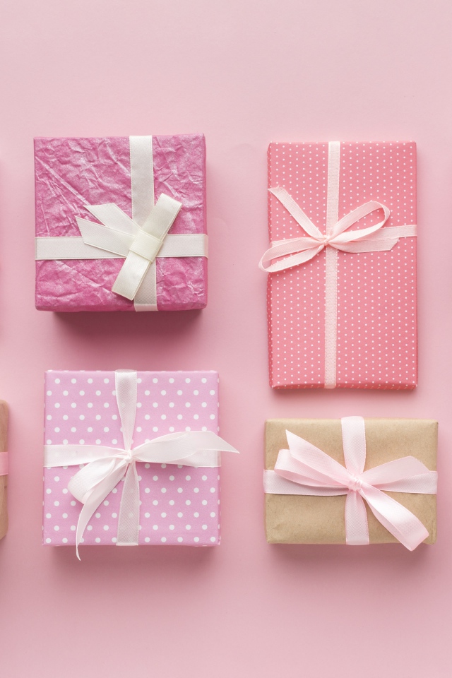 Много подарков на розовом фоне