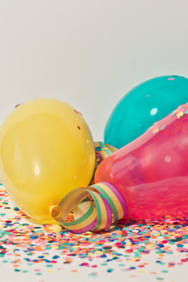 Воздушные шарики с конфетти на сером фоне