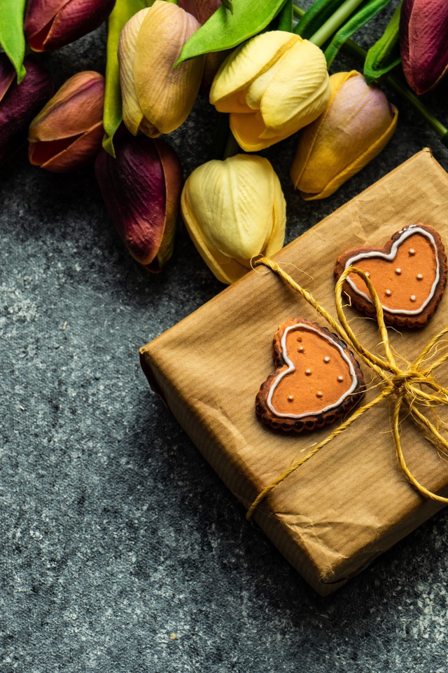 Подарок с букетом тюльпанов на сером столе