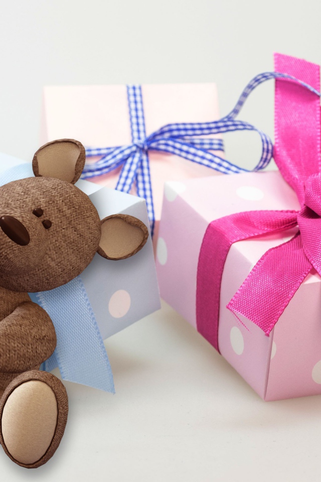 Подарки и медвежонок на белом фоне