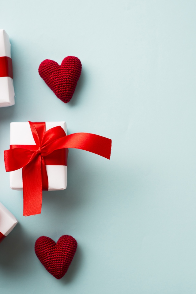 Подарки с красными сердечками на голубом фоне