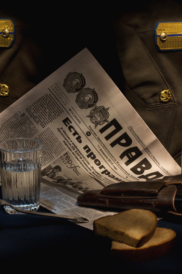 Тушенка, газета, водка, пистолет и военная форма на День Защитника Отечества