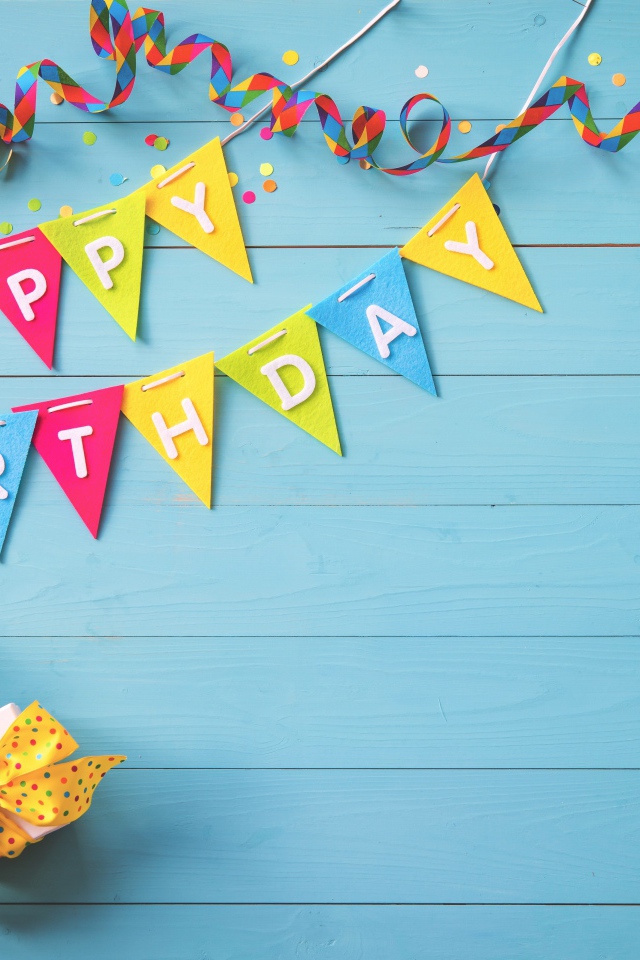 Флажки из бумаги и подарки на День Рождения