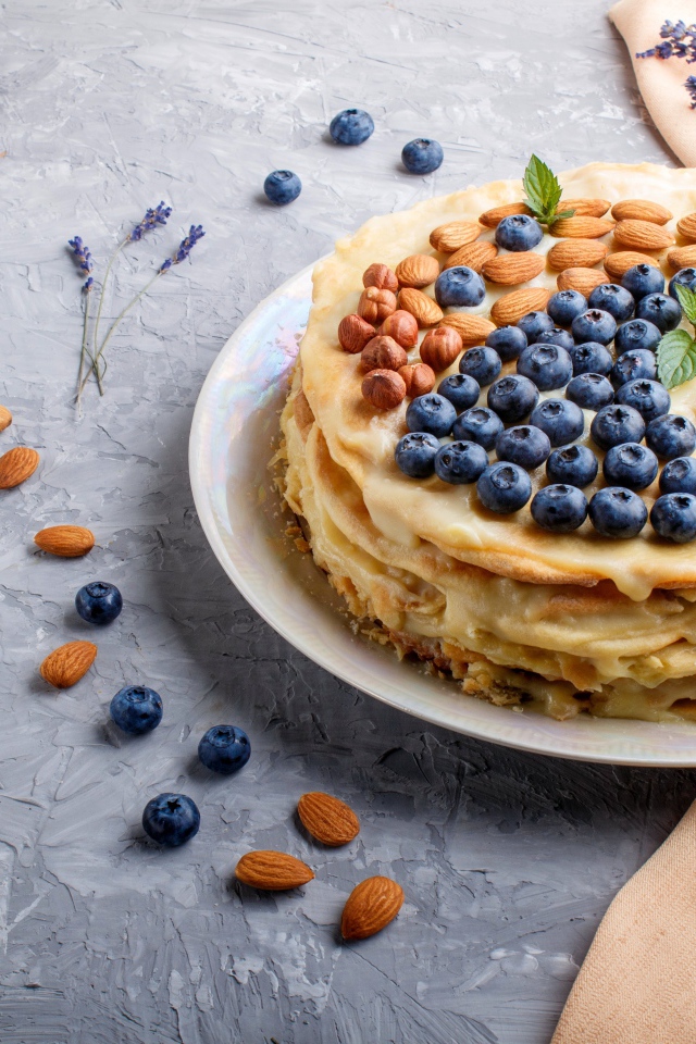 Торт из блинов с орехами и ягодами черники на Масленицу 2020