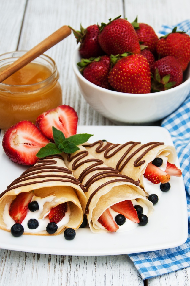 Блины со сметаной, ягодами черники и клубники на Масленицу