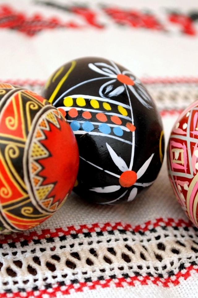 Красивые расписанные яйца на полотенце на Светлое Христово Воскресенье