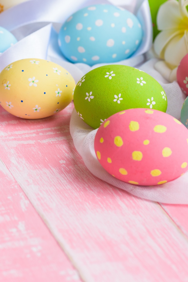 Красивые разноцветные яйца на столе на праздник Пасха
