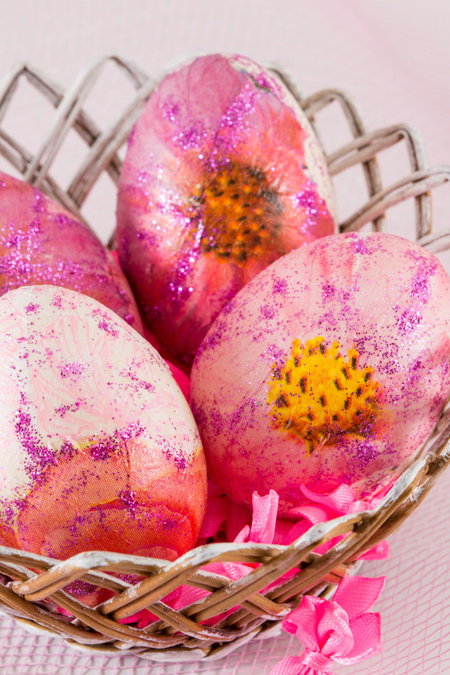 Красивые розовые яйца в корзинке на праздник Пасха