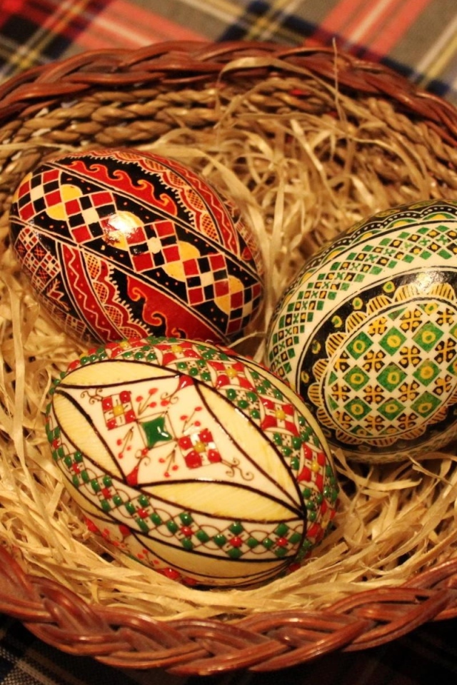 Красивые крашенки в гнезде на столе на Пасху