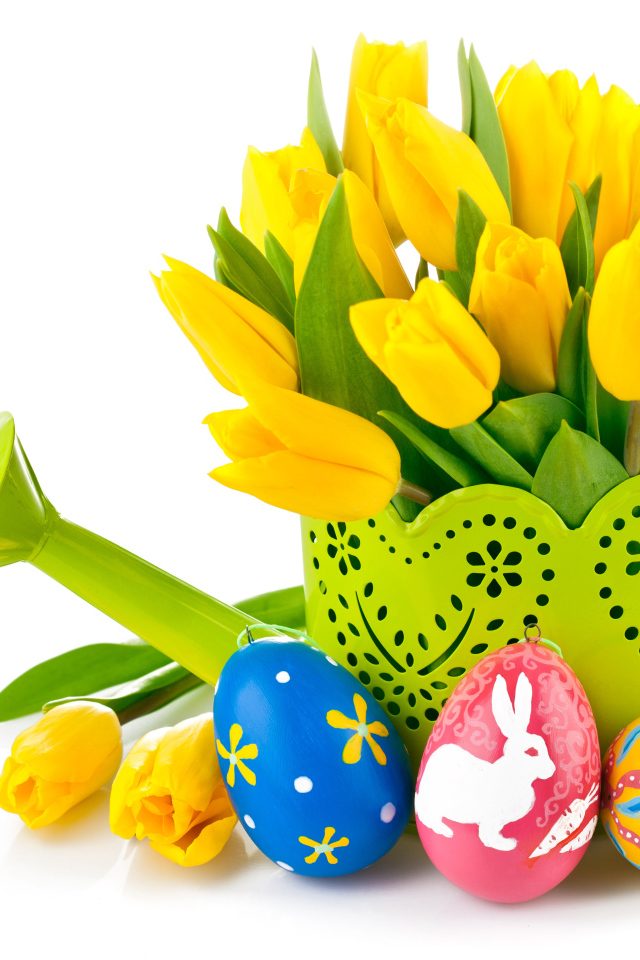 Букет желтых тюльпанов на белом фоне с пасхальными яйцами