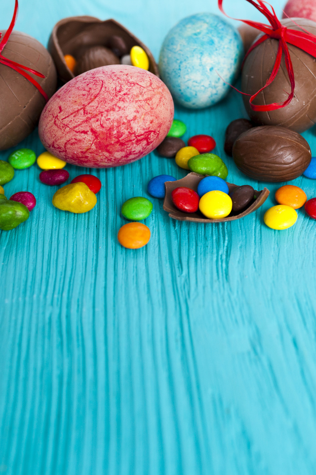 Шоколадные яйца и сладости на праздник Пасха