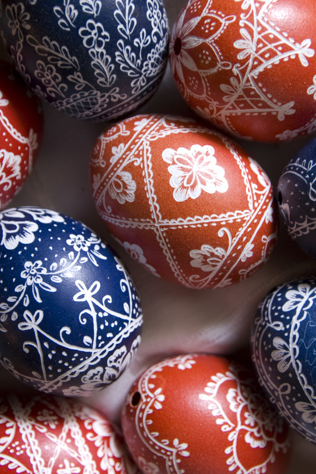 Крашеные яйца с красивым рисунком в корзине на Пасху