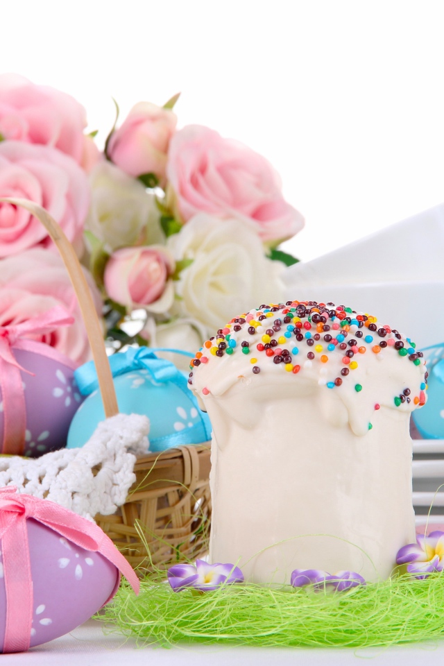 Пасхальный кулич, крашеные яйца и цветы на праздник