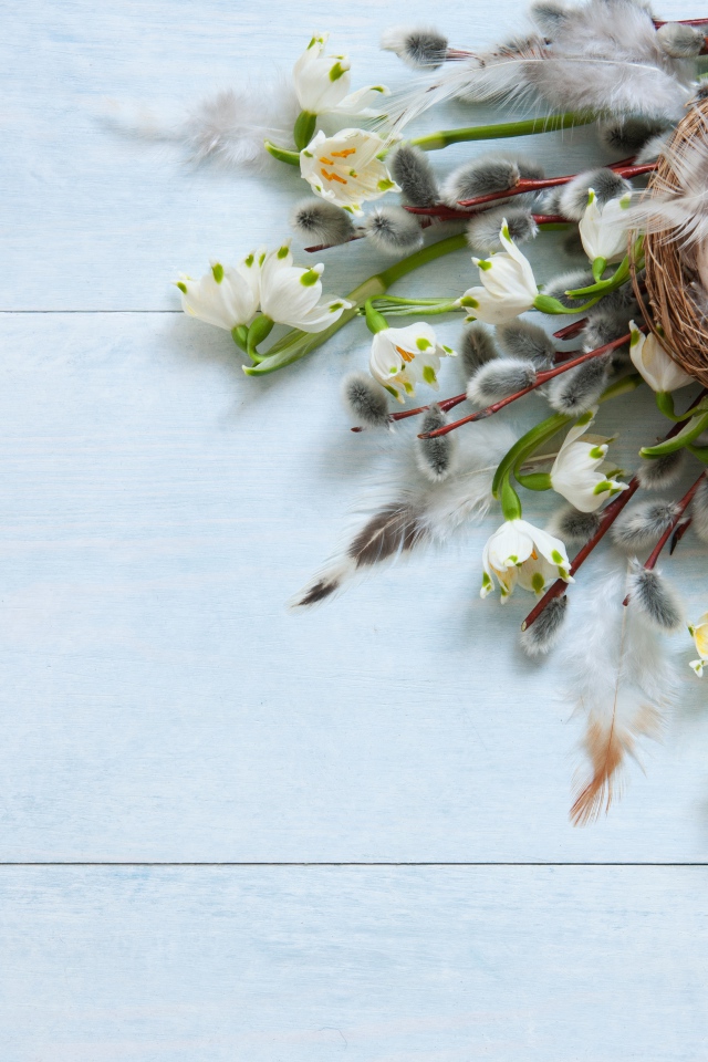 Яйца в гнезде на столе с ветками вербы на Пасху